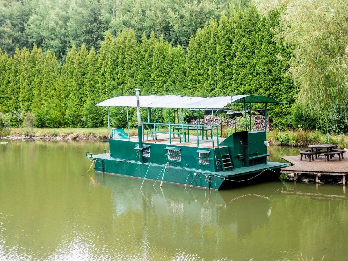 Comfy Houseboat In Florennes Next To The Forest Buitenkant foto