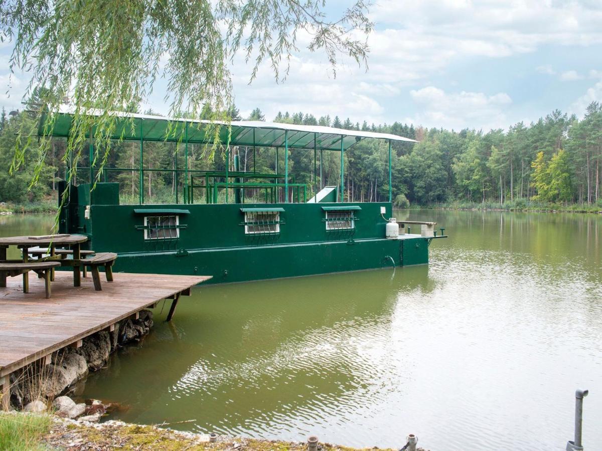 Comfy Houseboat In Florennes Next To The Forest Buitenkant foto